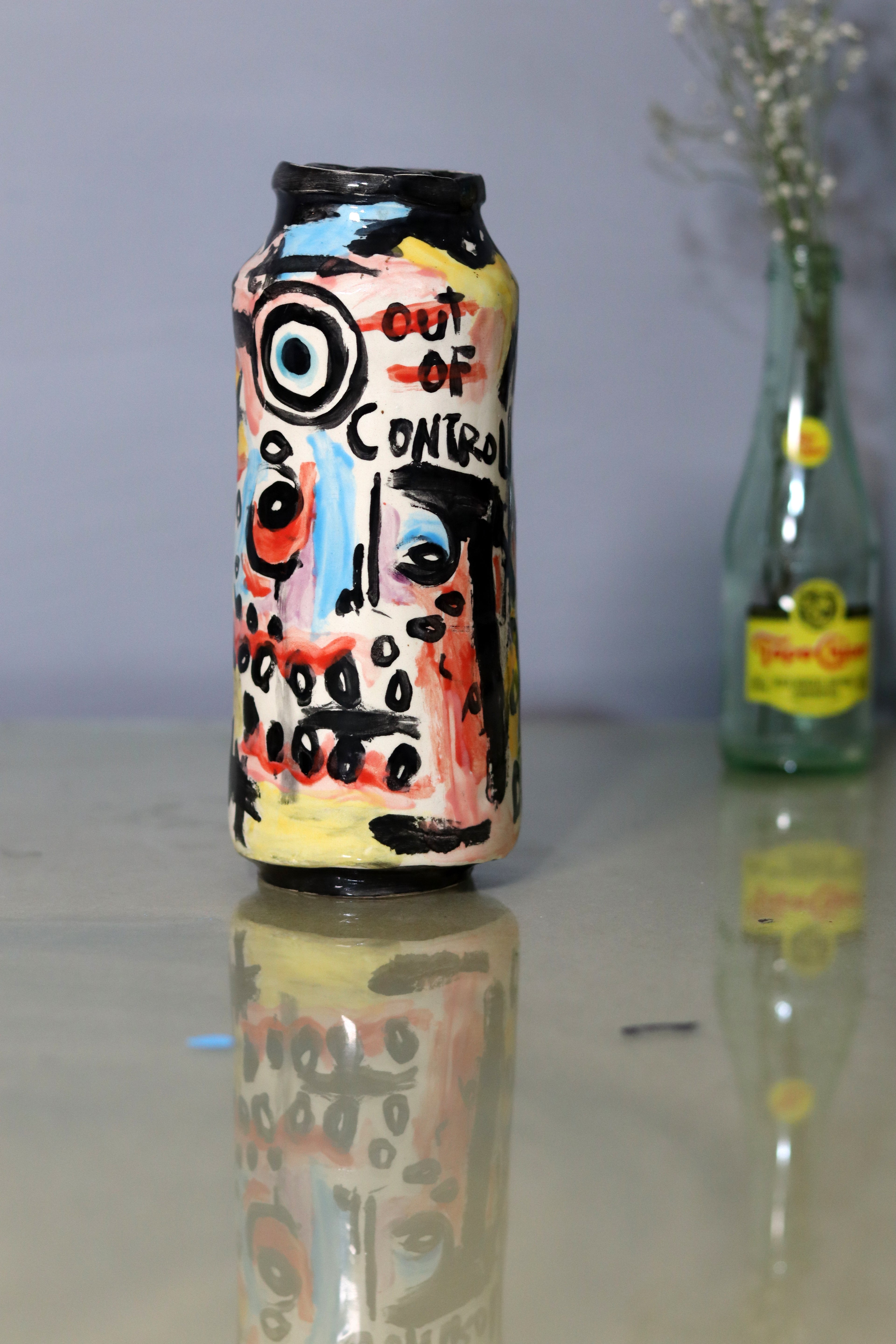 "Out of control / Florero de cerámica"